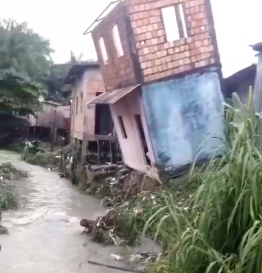 Vídeo: chuva forte deixa casa de dois andares inclinada em Manaus