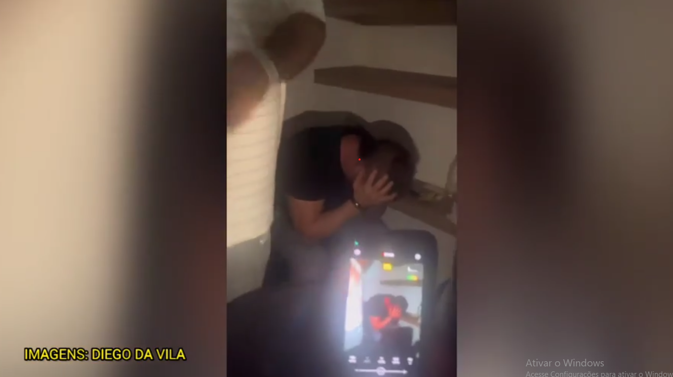 Pedrinho é flagrado aos prantos após permanência do Vasco na Série A; assista