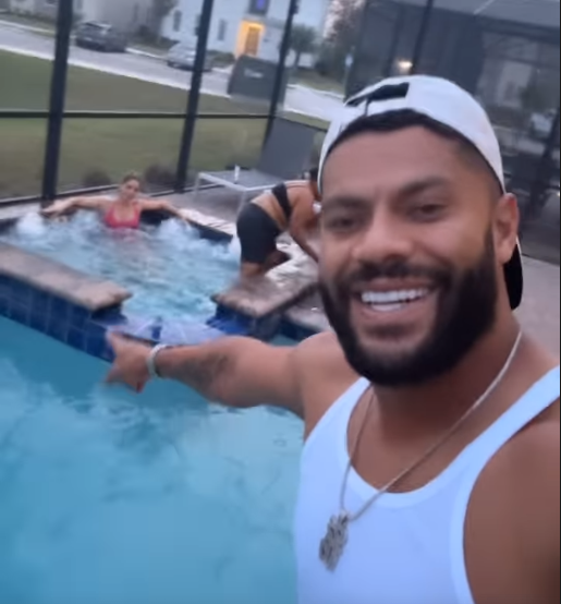 Piscina, vinho e música sertaneja: ídolo do Atlético, Hulk curte férias nos 'States'