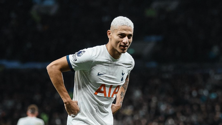Richarlison acaba com jejum, marca dois e Tottenham volta a vencer no Inglês