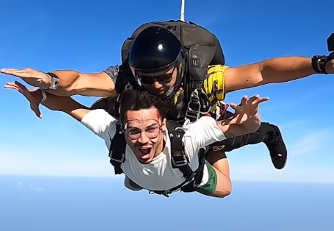 Vídeo: de férias, Raphael Veiga, do Palmeiras, salta de paraquedas em Dubai