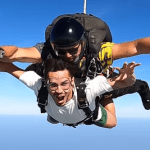 Vídeo: de férias, Raphael Veiga, do Palmeiras, salta de paraquedas em Dubai