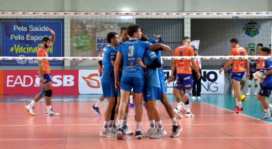 Com novo técnico, Suzano bate Monte Carmelo pela Superliga Masculina de Vôlei