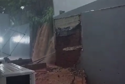 Vídeo: chuva alaga casas e derruba muros em Ibirité, na Grande BH