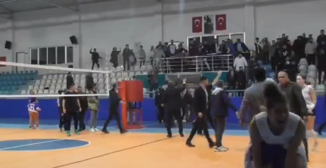 Jogadoras de vôlei são atacadas por torcedores durante partida; veja vídeo