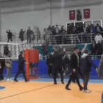 Jogadoras de vôlei são atacadas por torcedores durante partida; veja vídeo