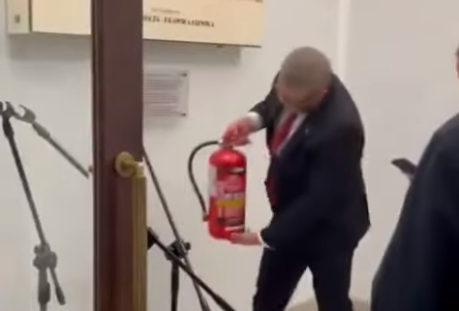 Vídeo: deputado polonês da extrema direita apaga candelabro sagrado para judeus