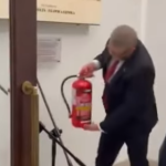 Vídeo: deputado polonês da extrema direita apaga candelabro sagrado para judeus