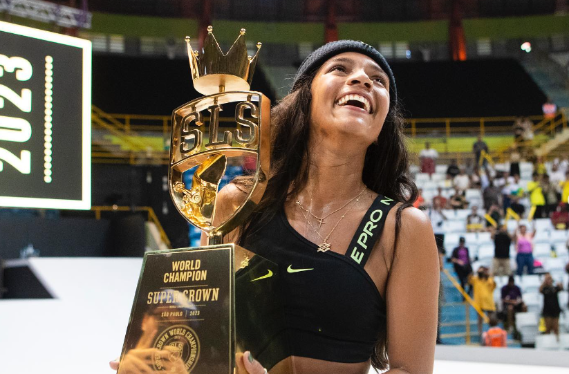 Rayssa Leal leva 'bronca' de policiais por andar de skate na China; assista