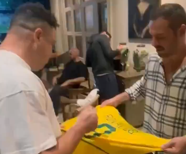 Ronaldo dá autógrafo para fã, reconhece peça falsificada e afirma: 'Vou pegar uma dessa'