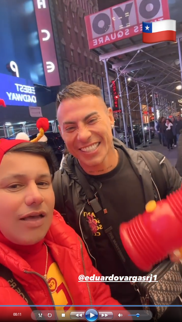 Vargas, do Atlético, se encontra com 'Chapolin genérico' em Nova York; assista