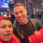 Vargas, do Atlético, se encontra com 'Chapolin genérico' em Nova York; assista