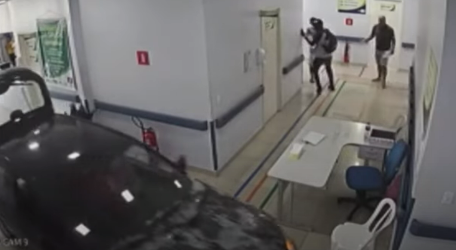 Vídeo: insatisfeita com o atendimento, mulher invade hospital com carro no RJ