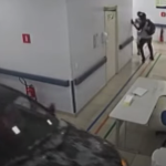 Vídeo: insatisfeita com o atendimento, mulher invade hospital com carro no RJ