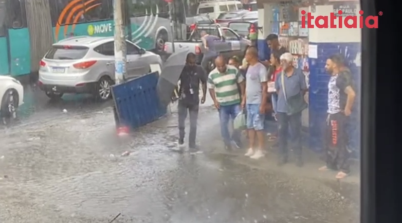 Pancada de chuva surpreende motoristas e pedestres no centro de BH e complica o trânsito