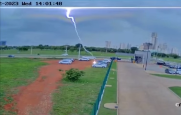 Vídeo: veja o momento em que raio atinge carro em Goiânia