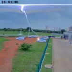 Vídeo: veja o momento em que raio atinge carro em Goiânia