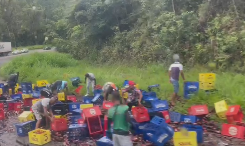 Vídeo: carga de cerveja cai de caminhão e é saqueada na BR-381 em Minas