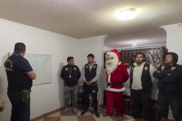 Esquadrão liderado por policial vestido de Papai Noel combate 'Renas do Mal' no Peru
