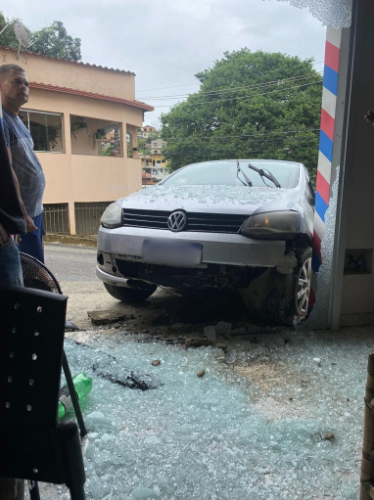 Motorista atropela pedestre, tenta fugir e atinge salão de beleza na Grande BH