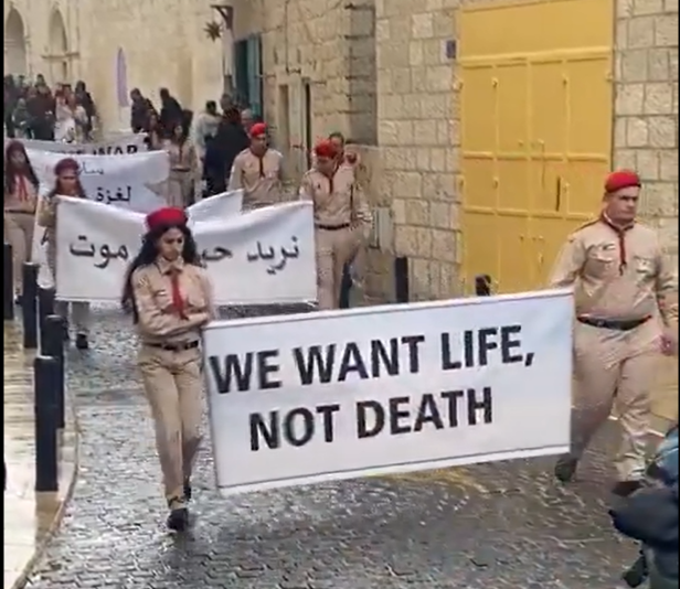 Na véspera de Natal, Belém tem desfile de crianças pedindo paz