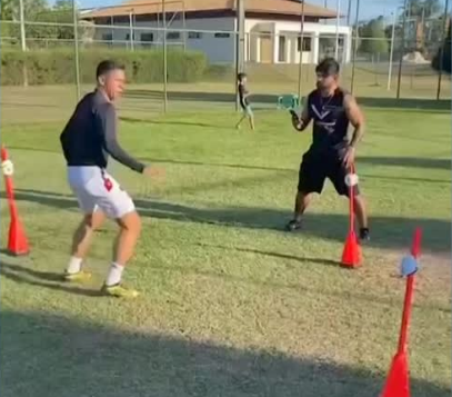 Osvaldo, atacante do Vitória, treina forte nas férias; assista ao vídeo