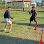Osvaldo, atacante do Vitória, treina forte nas férias; assista ao vídeo