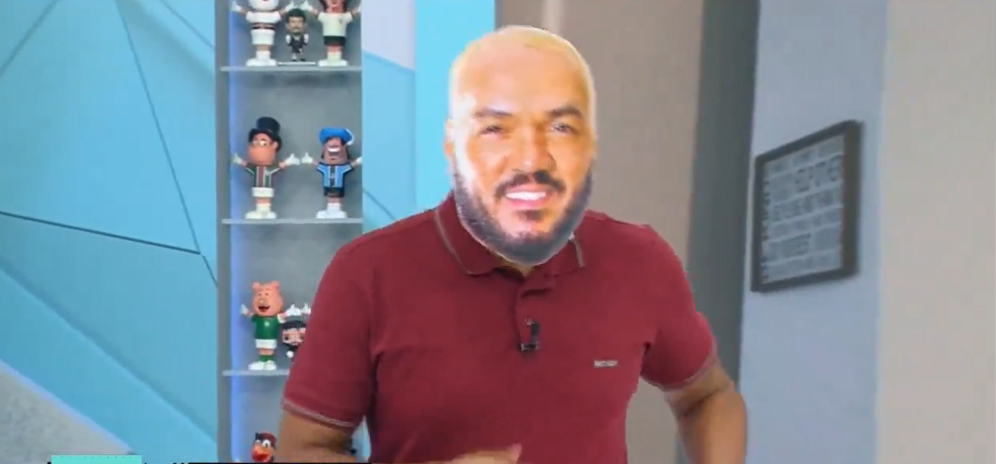 Em 'castigo de Natal', Denilson canta Belo na TV; assista