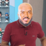 Em 'castigo de Natal', Denilson canta Belo na TV; assista