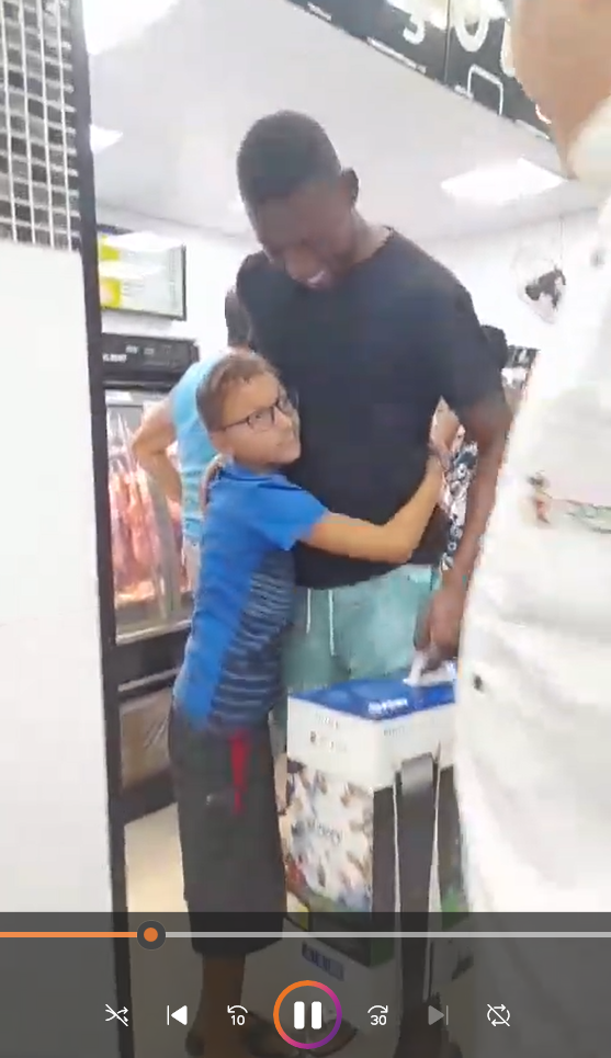 Léo, do Vasco, presenteia filho do funcionário de um supermercado; veja