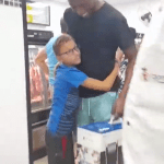 Léo, do Vasco, presenteia filho do funcionário de um supermercado; veja