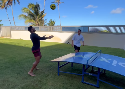 'Deu a lógica': Hulk vence companheiro de Atlético no futmesa; veja vídeo