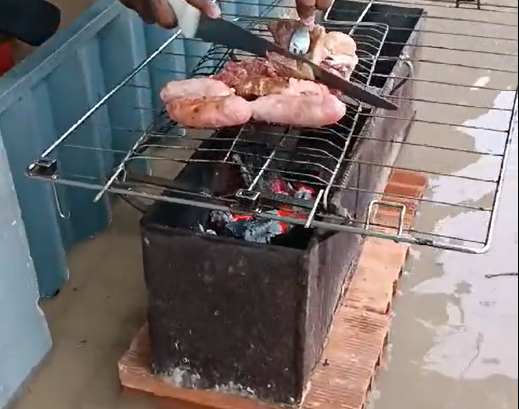 Chuva e alagamento não interrompem churrasco em Ibirité, na Grande BH