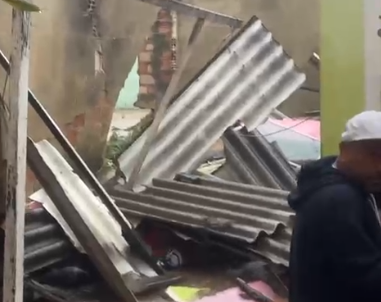 Vídeo: casa desaba e deixa morador ferido durante temporal em Contagem