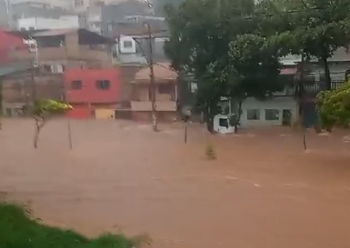 Moradores da Vila Morimbondo protestam após alagamento na noite de Réveillon