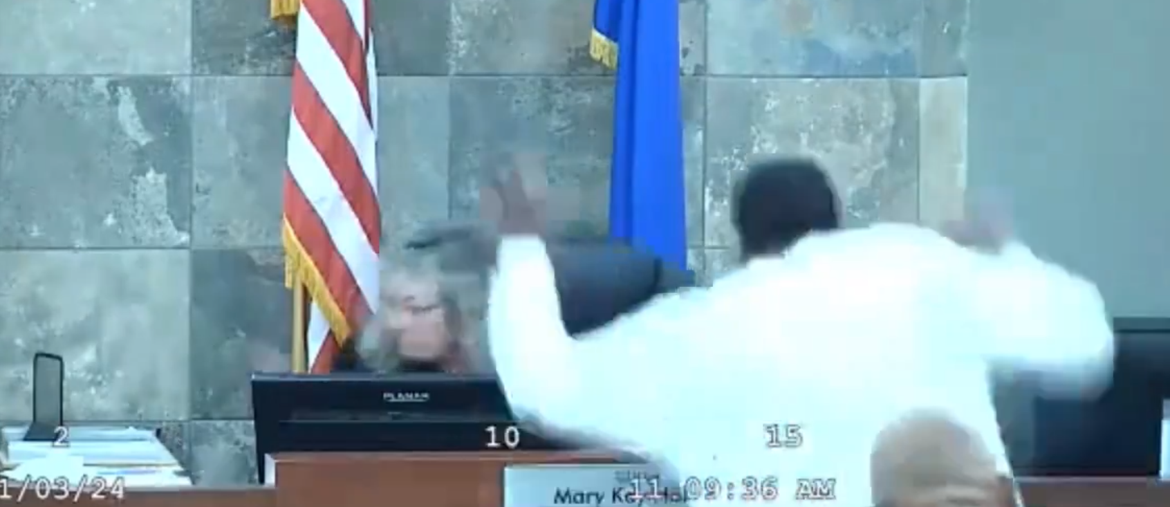 Vídeo: homem que atacou juíza nos EUA volta ao tribunal algemado e mascarado
