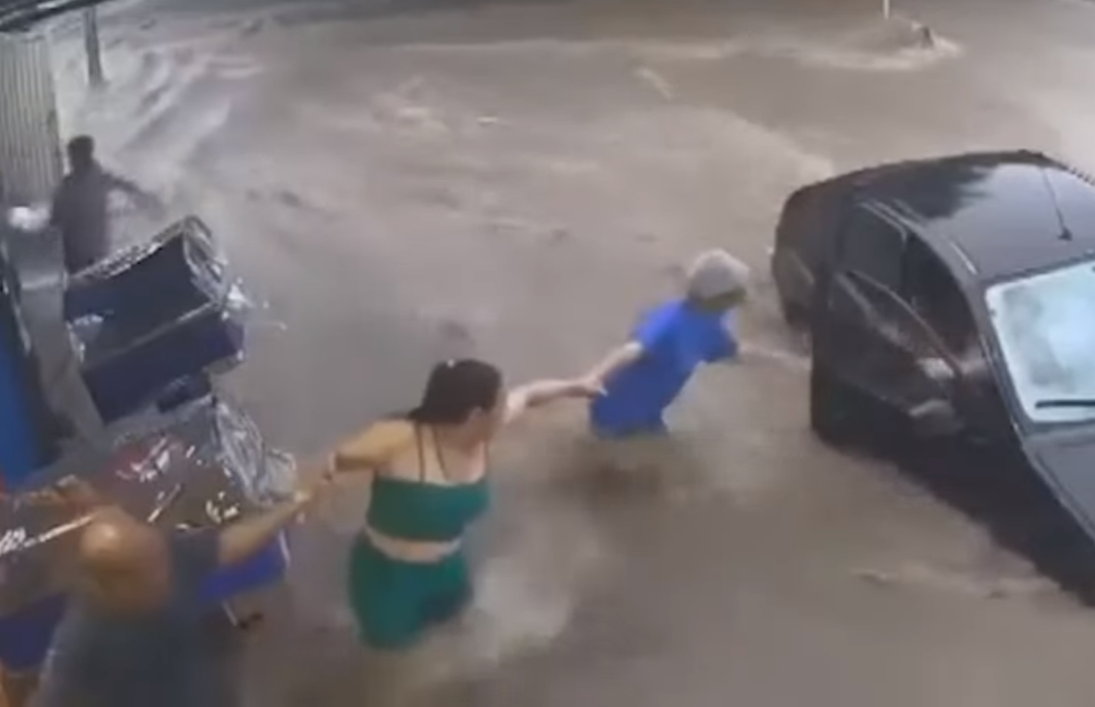 Vídeo: mulher e sobrinha são arrastadas por correnteza e salvas em Campinas