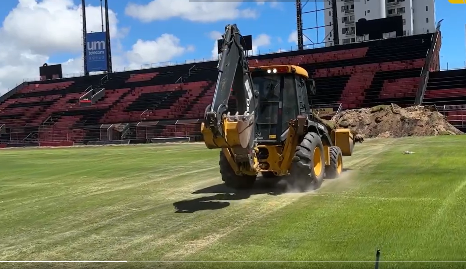 Sport intensifica obras para a troca do gramado na Ilha do Retiro