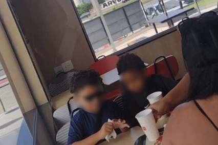 Criança é confundida com menino desparecido em praia da barra da tijuca no rio de janeiro
