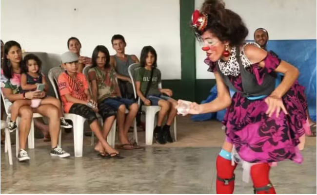 Julieta, vestida de palhaça, numa de suas apresentações. Julieta, vestida de palhaça, numa de suas apresentações.