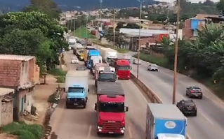 Vídeo: trânsito no Anel Rodoviário é liberado após grave acidente entre caminhões