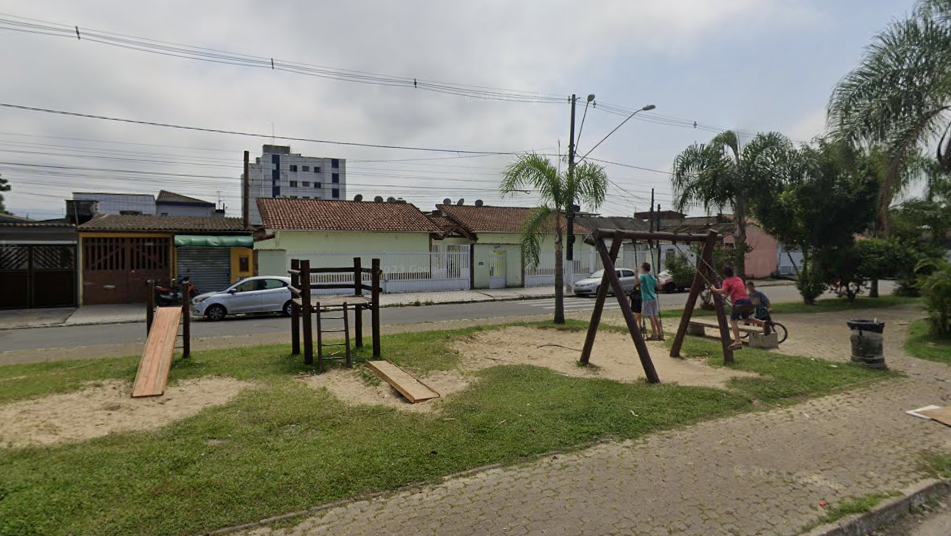 Menino de sete anos tem testículos rasgados ao descer de gangorra no litoral de SP