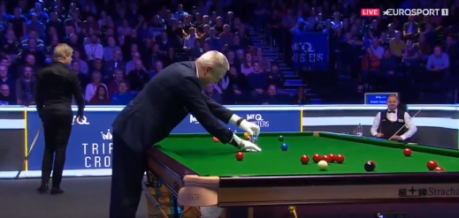 Inseto interrompe campeonato de sinuca em Londres; veja vídeo