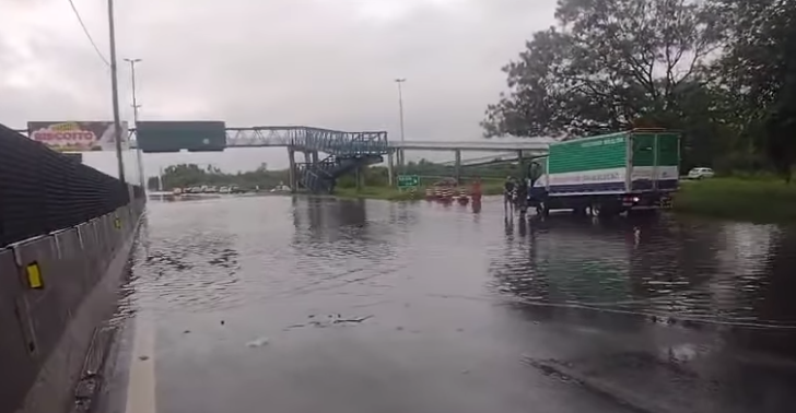 Temporal no Rio de Janeiro provoca alagamento na BR-040