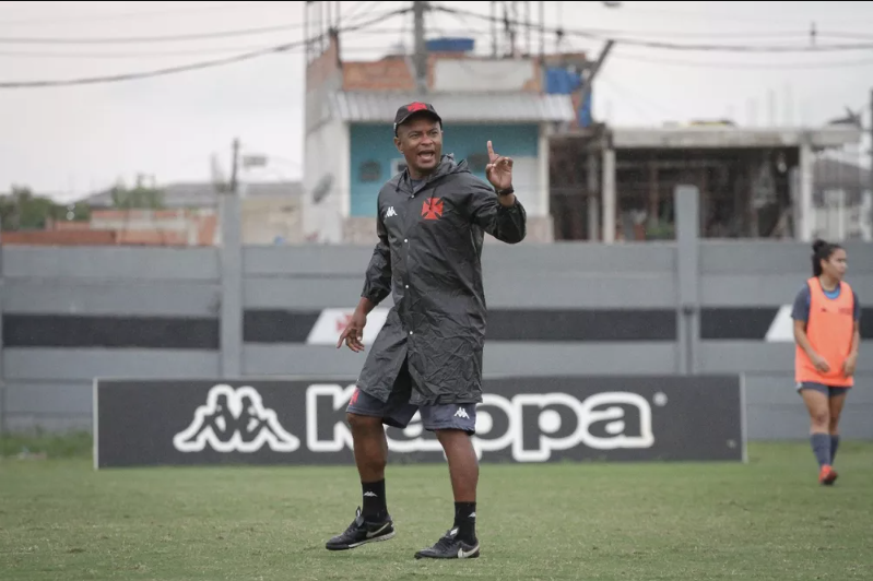 Atlético encaminha acerto com treinador e define comissão do futebol feminino