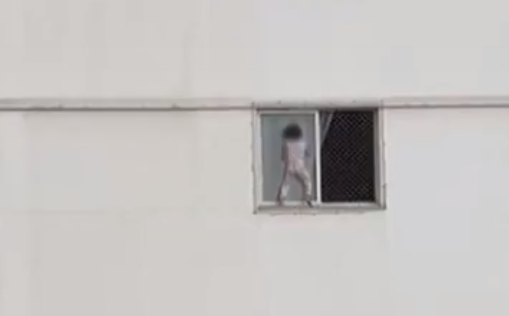 Vídeo: criança brinca na janela do quarto andar de prédio em Goiânia (GO)