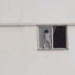 Vídeo: criança brinca na janela do quarto andar de prédio em Goiânia (GO)