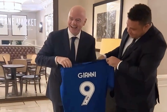 Ronaldo presenteia presidente da Fifa com camisa do Cruzeiro