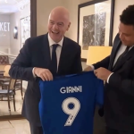 Ronaldo presenteia presidente da Fifa com camisa do Cruzeiro