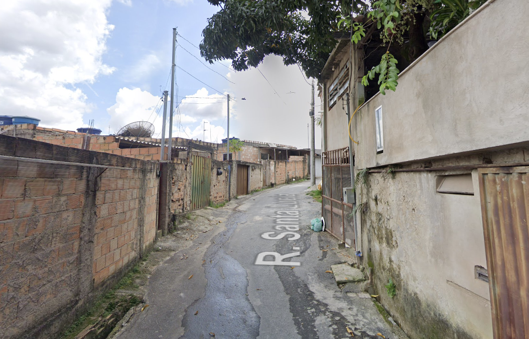 Casa pega fogo em Ibirité, na Grande BH, e bombeiros encontram corpo carbonizado no quarto